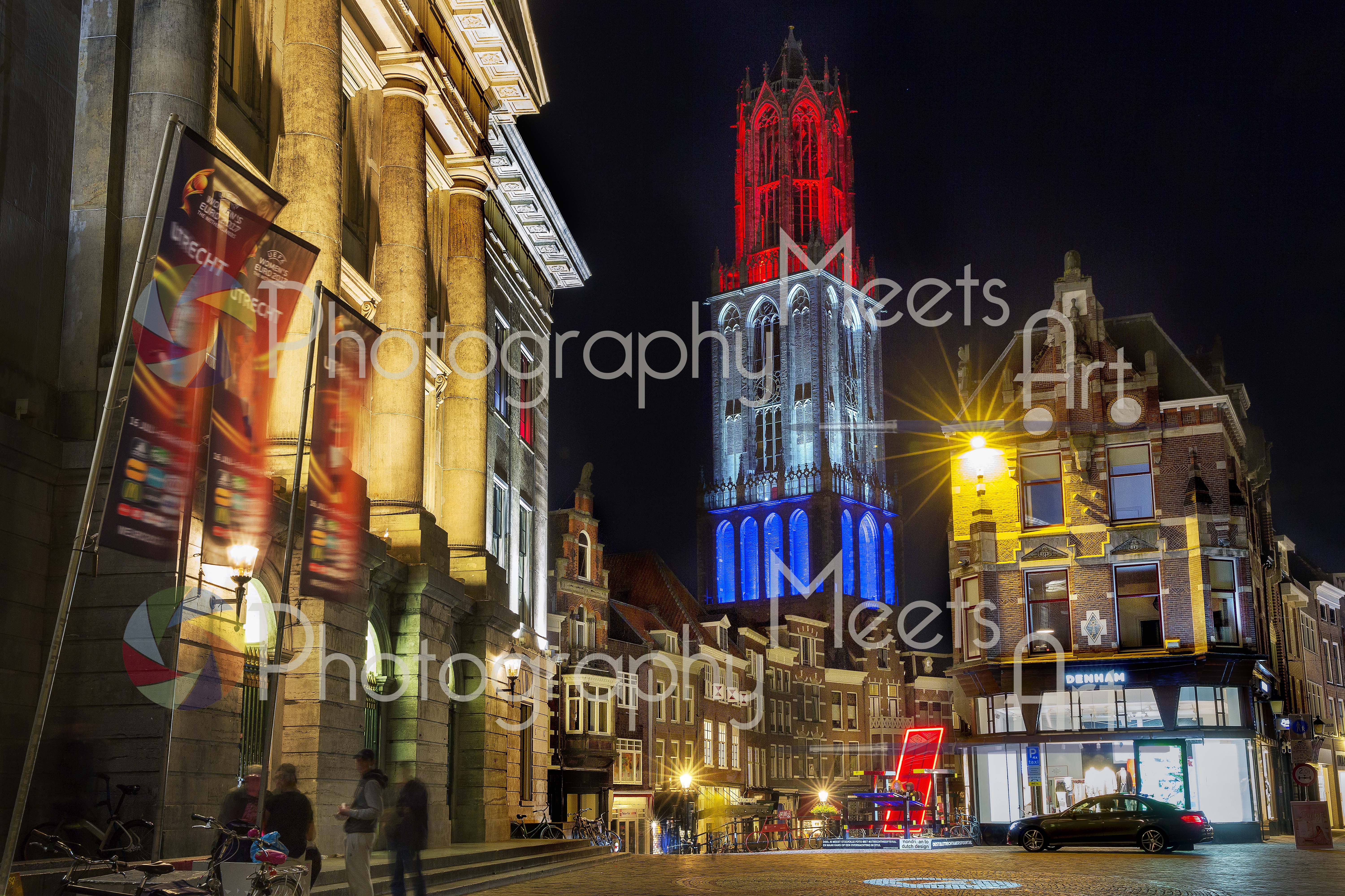 Utrechtse Dom in rood wit blauw ter ere van het EK